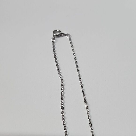 Elegant Silvertone Chain Necklace 18" length - Picture 3 of 3
